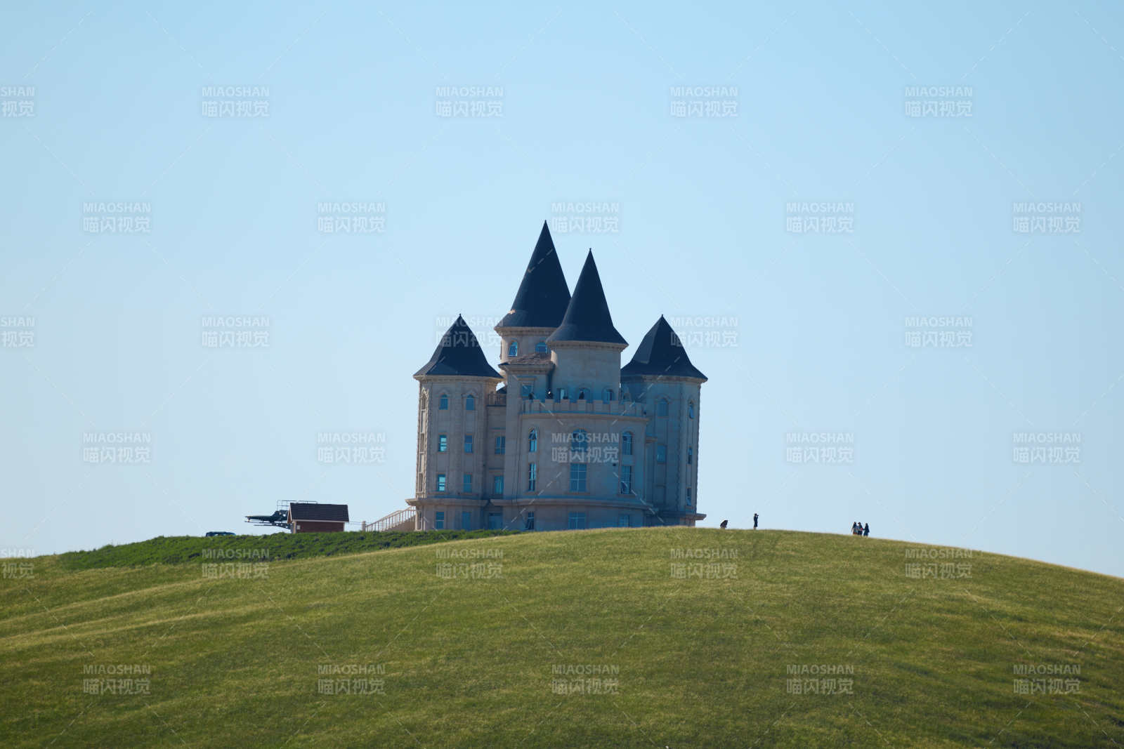 河北省家口沽源县山顶的新天鹅城堡图片