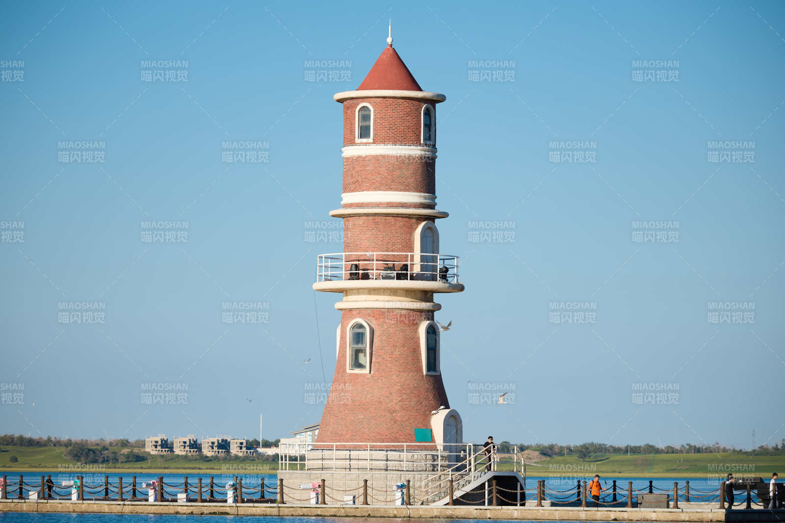 中国河北省张家口沽源县天鹅湖景区湖畔灯塔图片