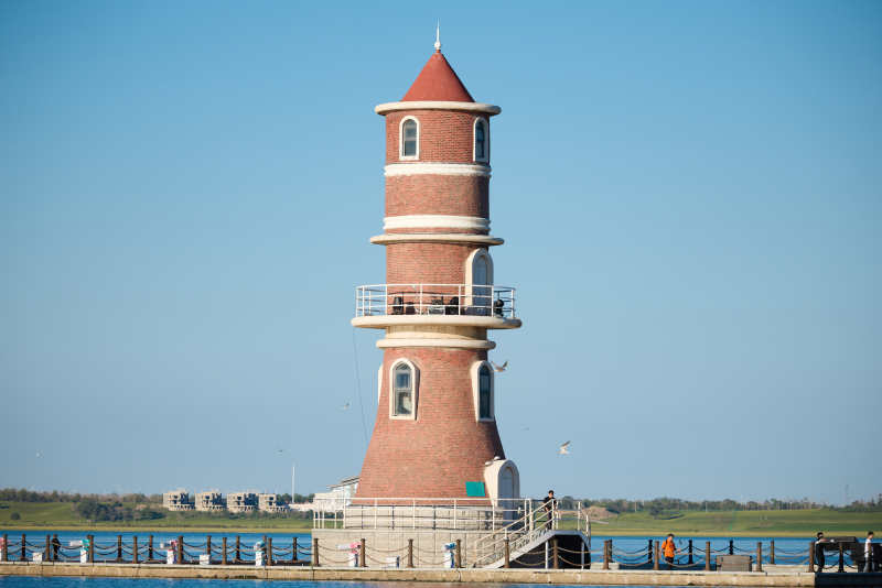 中国河北省张家口沽源县天鹅湖景区湖畔灯塔图片