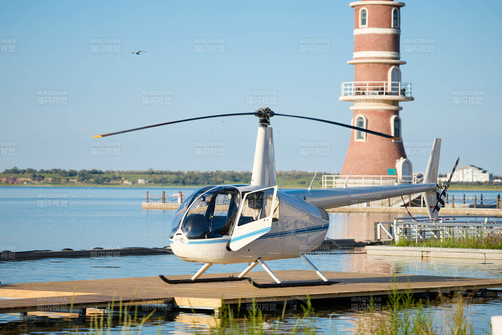 低空飞行器民用直升机图片
