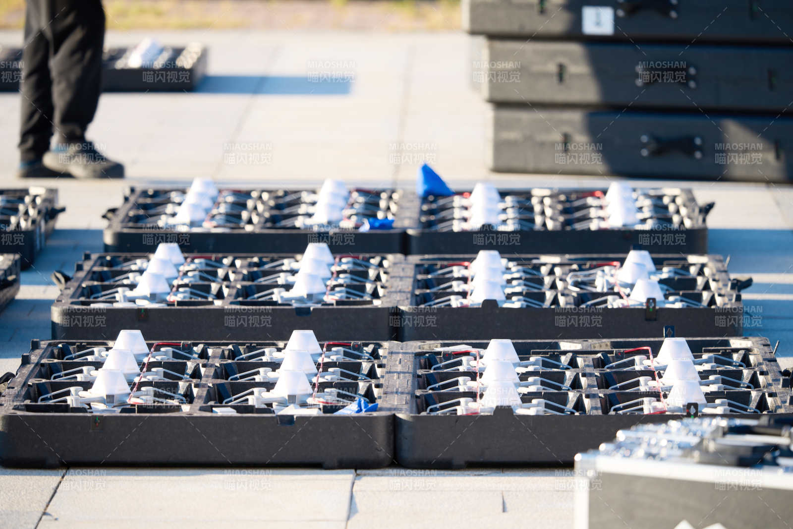 多架无人机列队等候参加夜晚的无人机表演图片