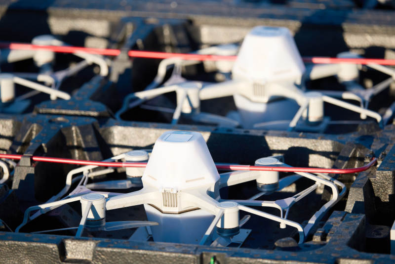 多架无人机列队等候参加夜晚的无人机表演图片