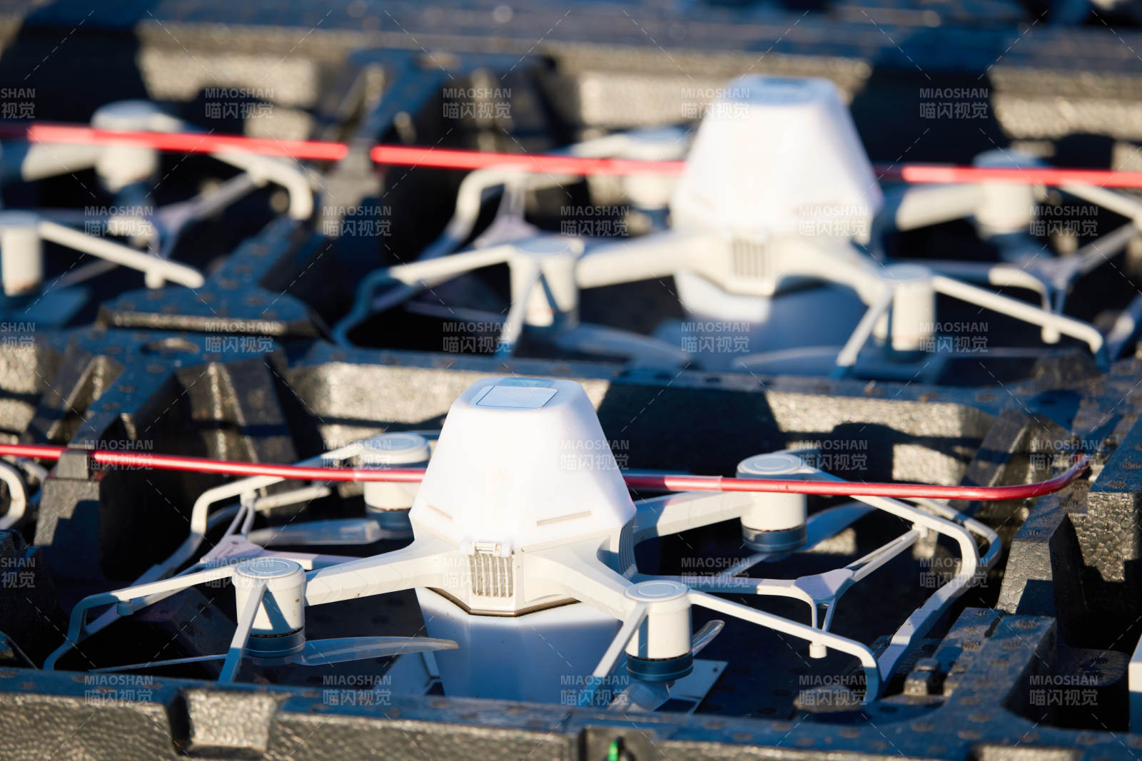 多架无人机列队等候参加夜晚的无人机表演图片