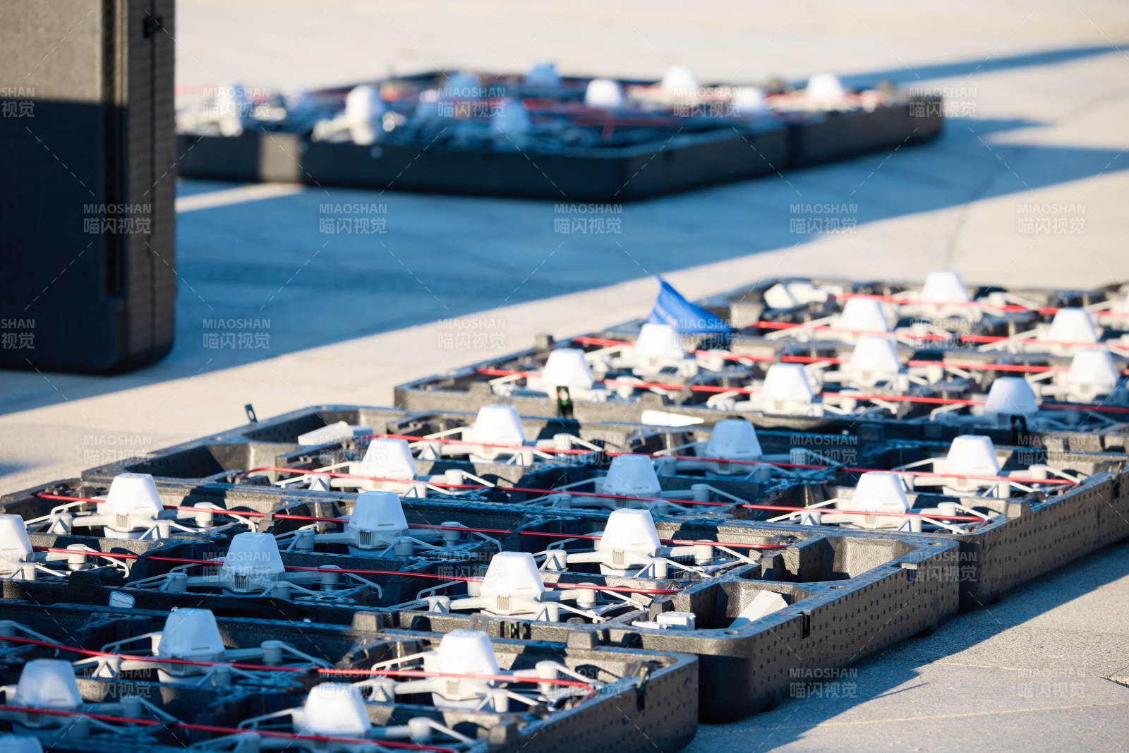 多架无人机列队等候参加夜晚的无人机表演图片