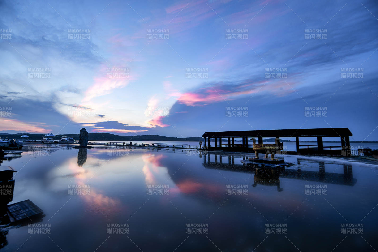 中国河北省张家口地区沽源县天鹅湖景区夏天图片