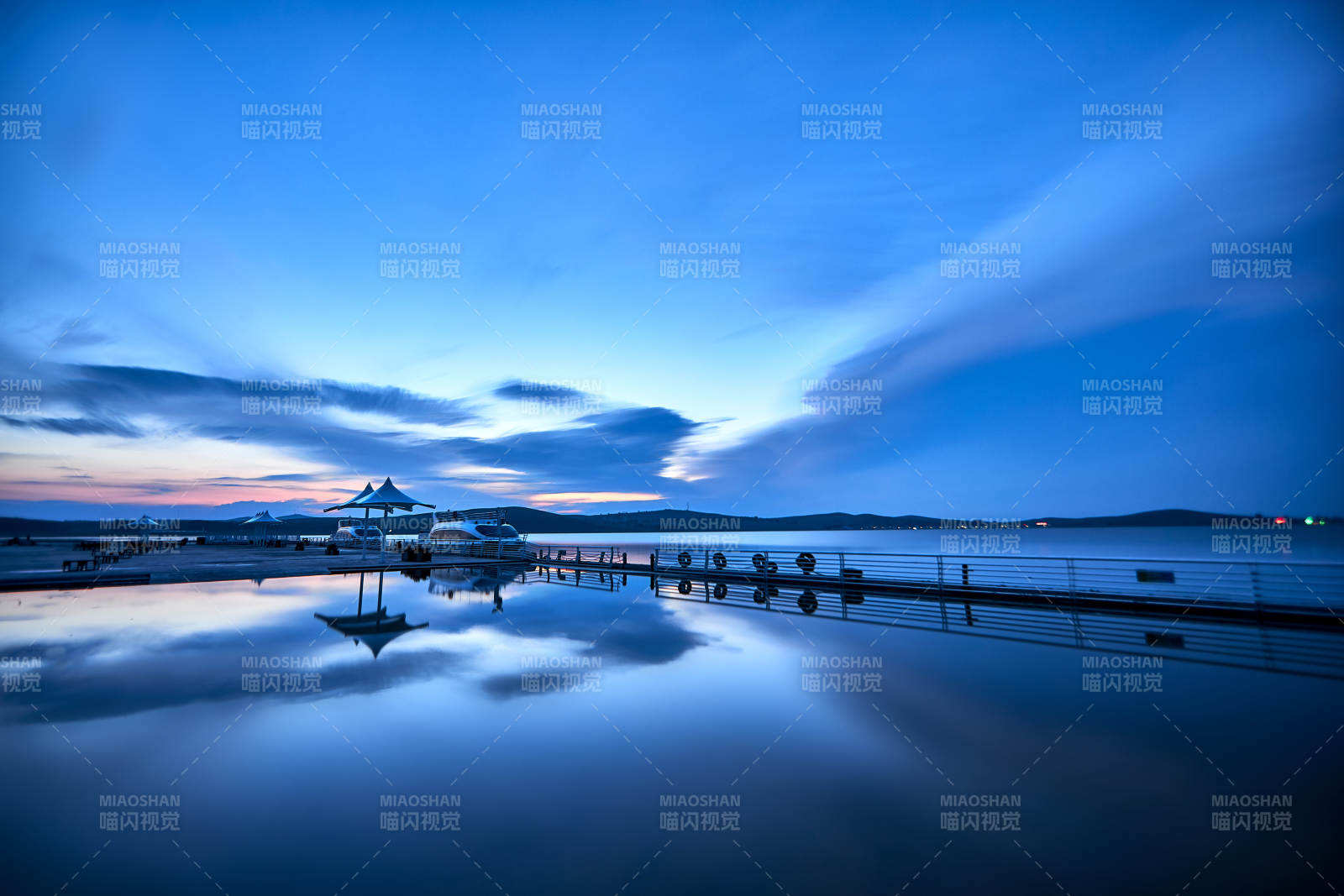 中国河北省张家口地区沽源县天鹅湖景区夏天图片