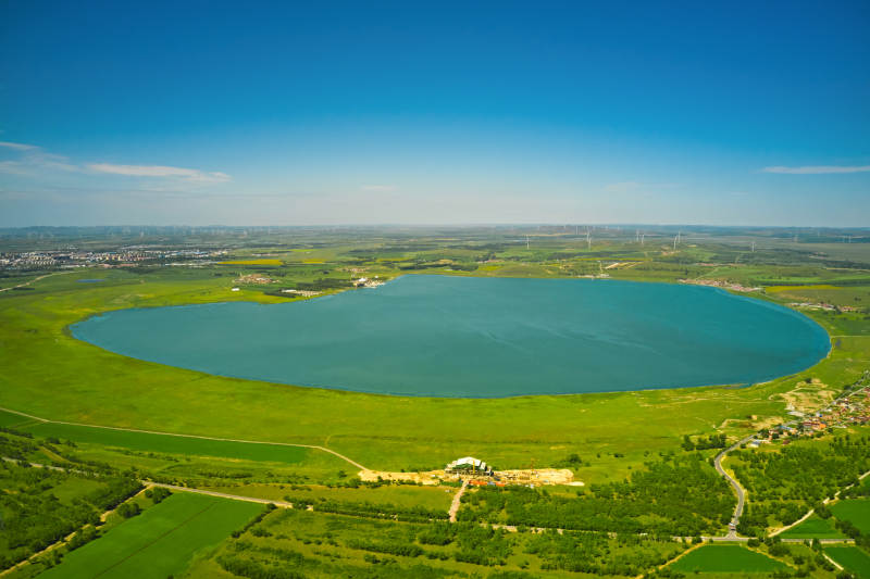 河北省沽源县库伦淖湖航拍全景图片