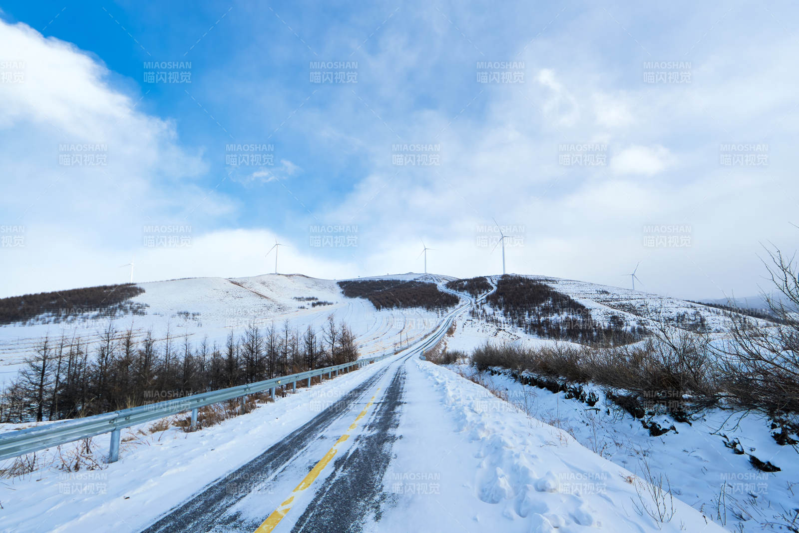 中国河北省张家口地区冬季草原天路景色图片