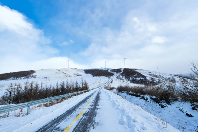 中国河北省张家口地区冬季草原天路景色图片
