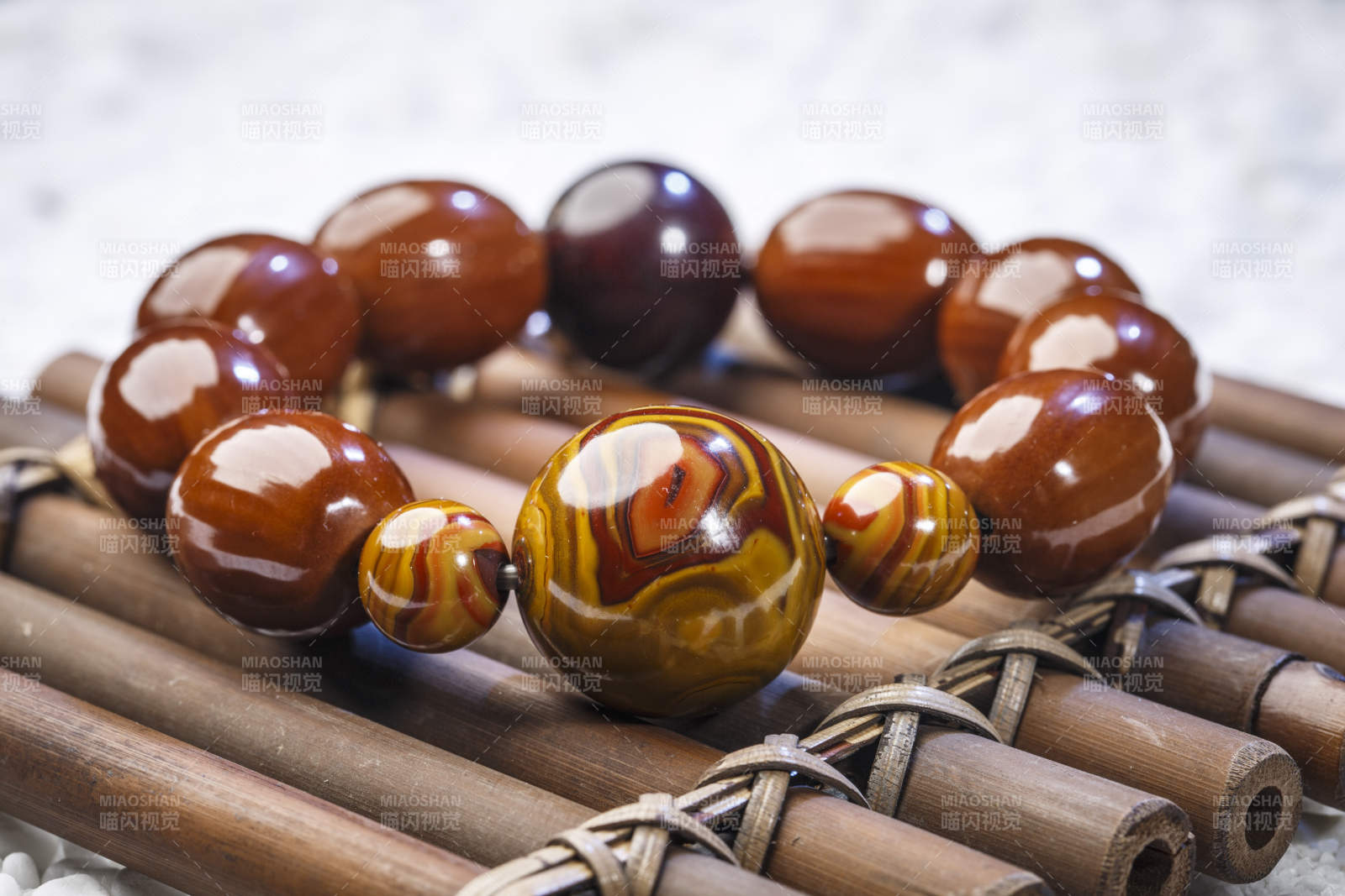 使用传统工艺精美雕刻的玉石玛瑙工艺品图片