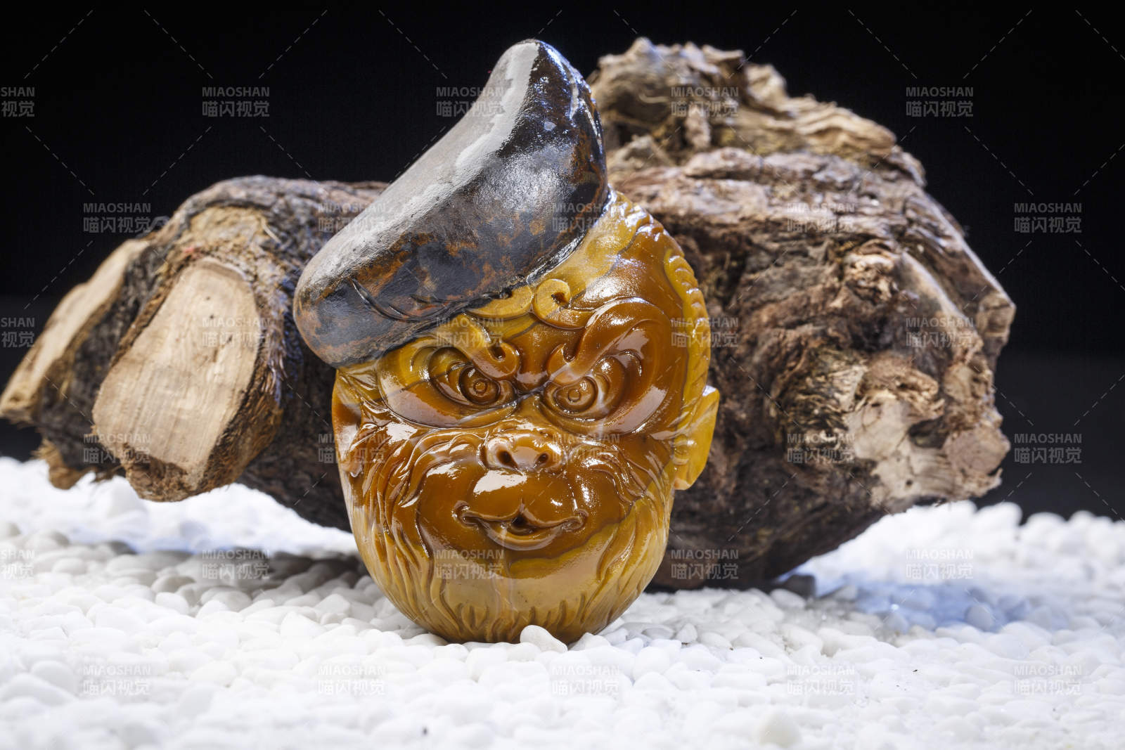 使用传统工艺精美雕刻的玉石玛瑙工艺品图片