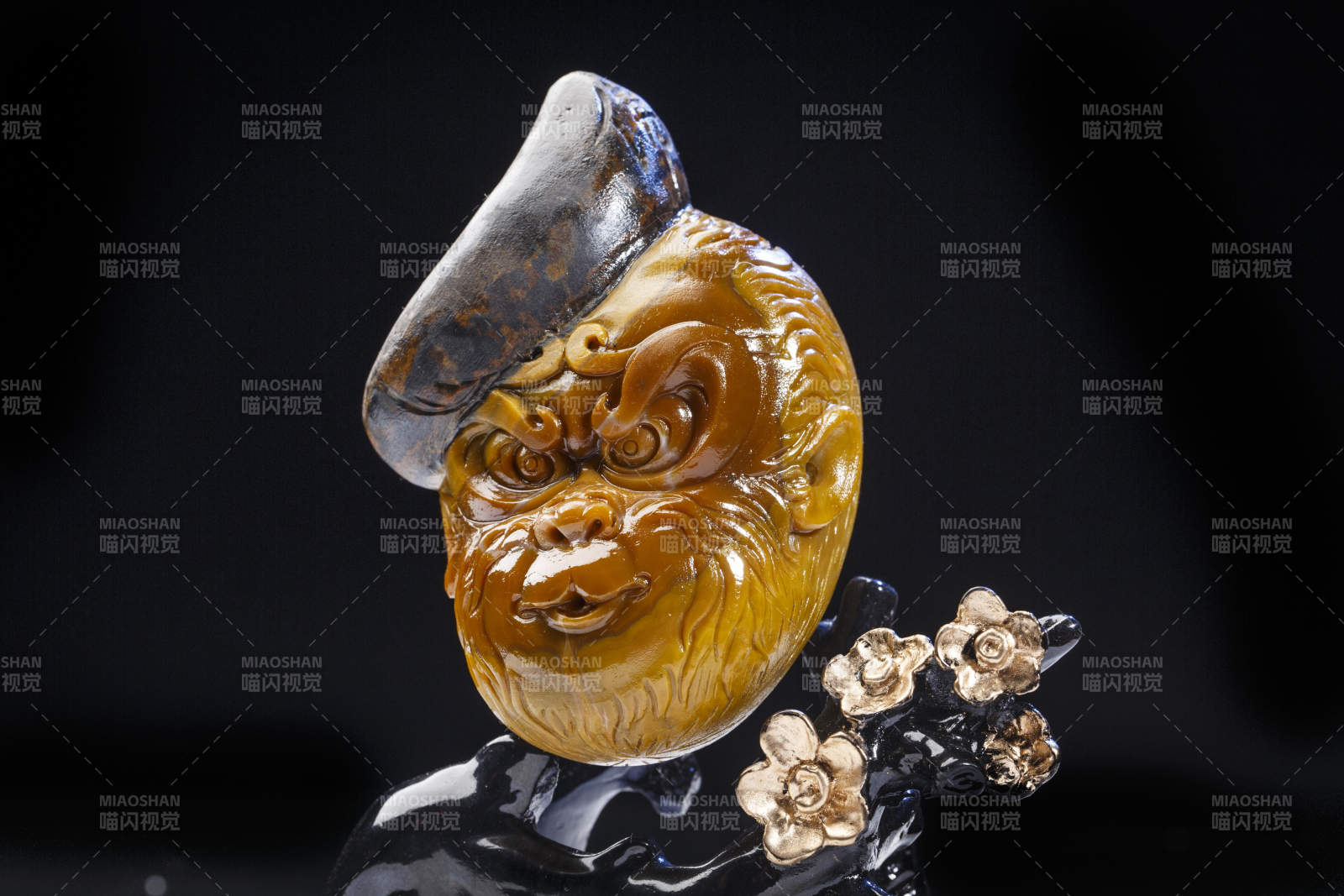 使用传统工艺精美雕刻的玉石玛瑙工艺品图片