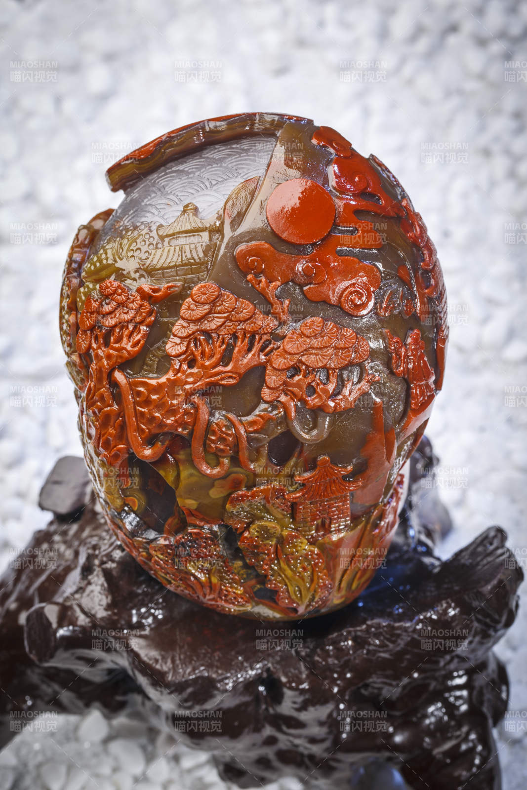 使用传统工艺精美雕刻的玉石玛瑙工艺品图片