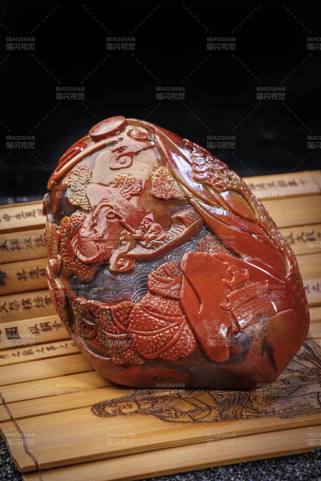 使用传统工艺精美雕刻的玉石玛瑙工艺品图片