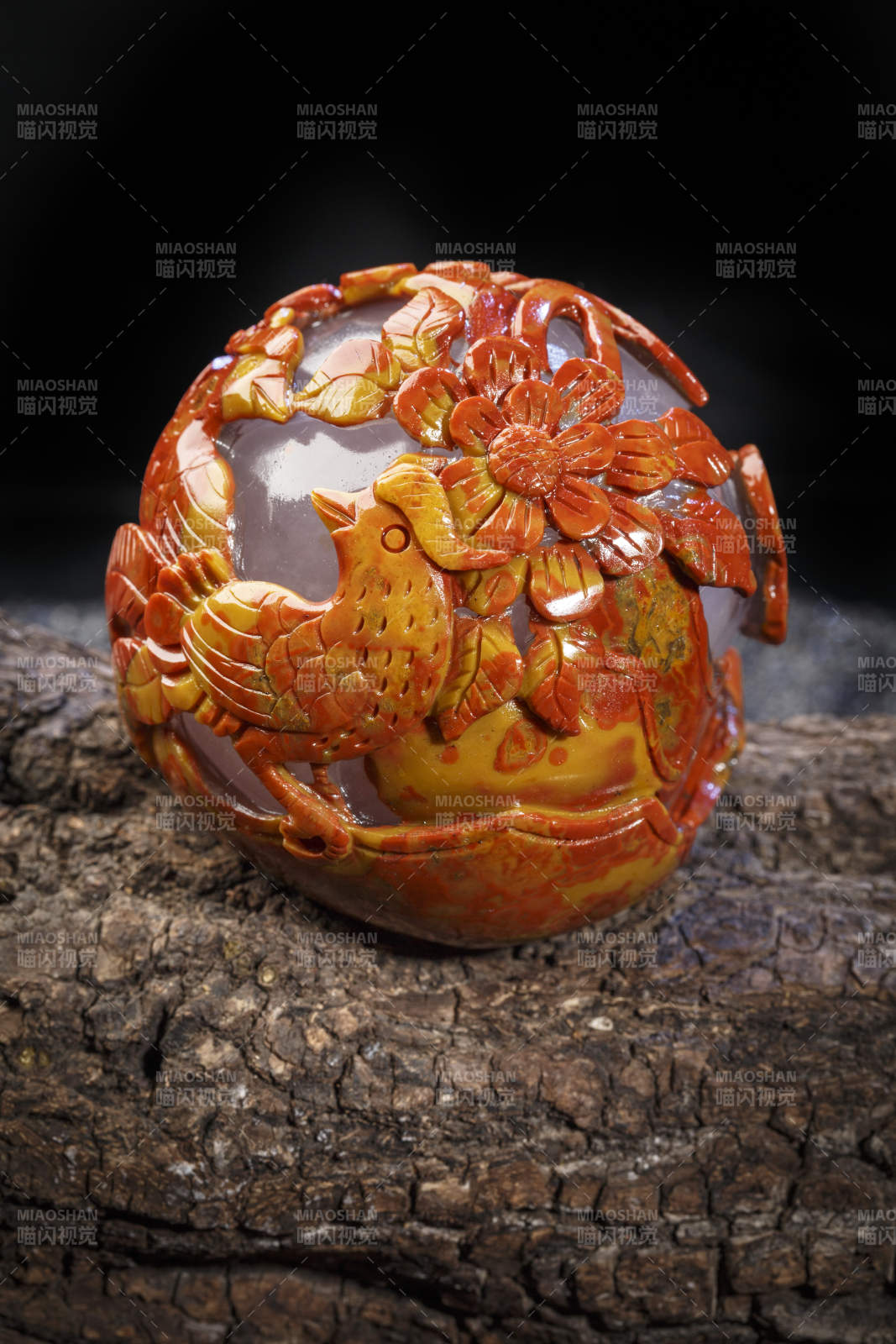 使用传统工艺精美雕刻的玉石玛瑙工艺品图片