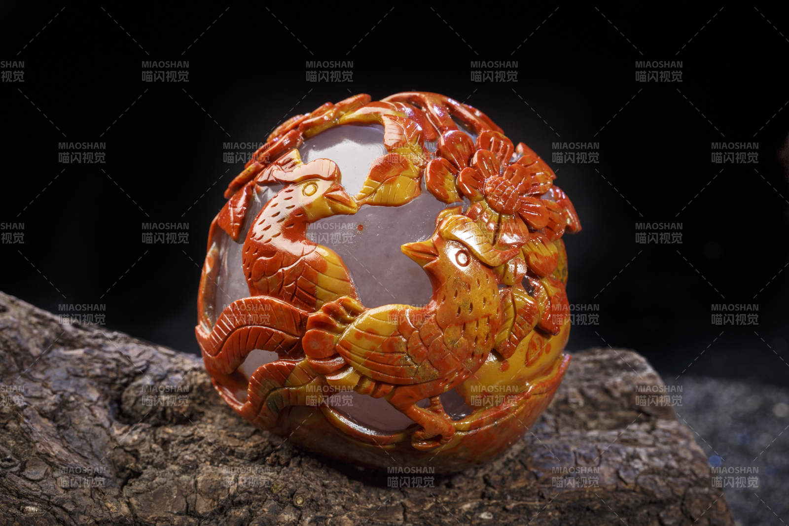 使用传统工艺精美雕刻的玉石玛瑙工艺品图片