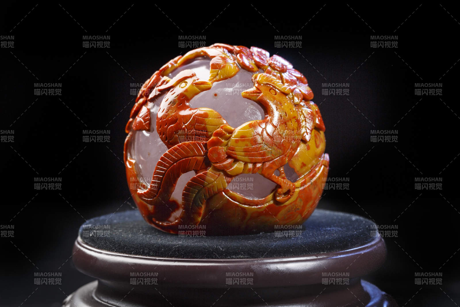 使用传统工艺精美雕刻的玉石玛瑙工艺品图片