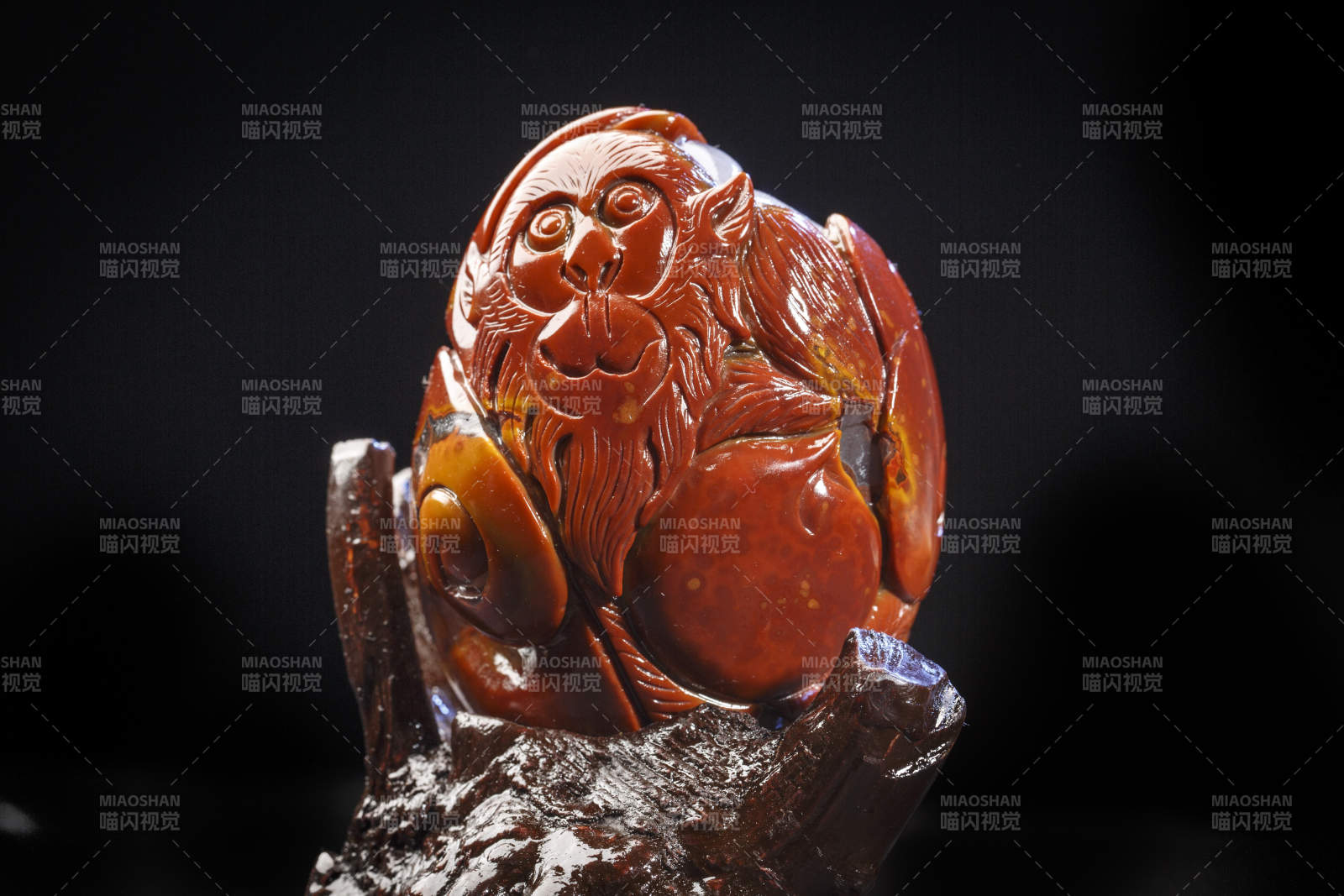 使用传统工艺精美雕刻的玉石玛瑙工艺品图片