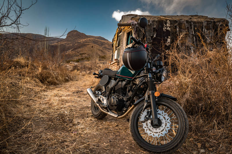 深秋荒郊野外停放的摩托车图片