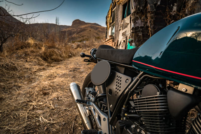 深秋荒郊野外停放的摩托车图片