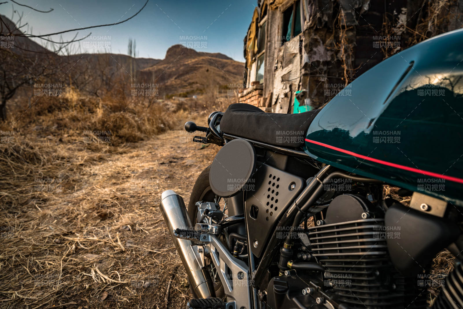深秋荒郊野外停放的摩托车图片