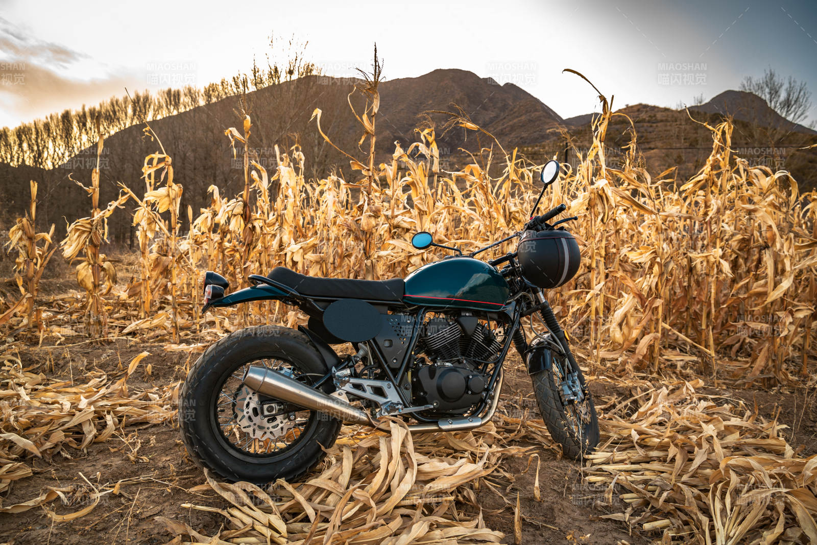深秋荒郊野外停放的摩托车图片