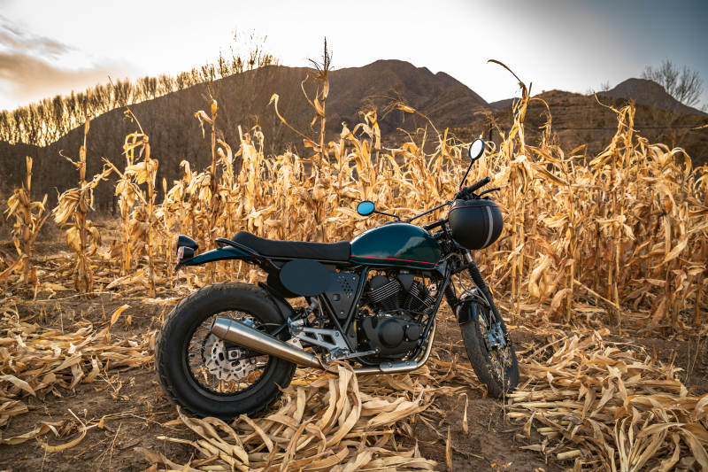 深秋荒郊野外停放的摩托车图片