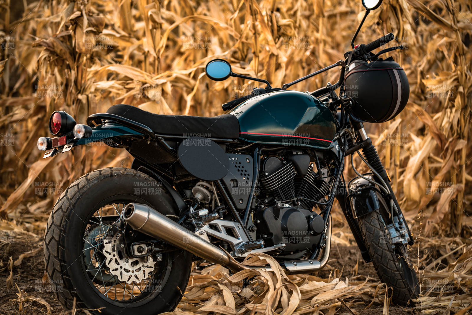 深秋荒郊野外停放的摩托车图片
