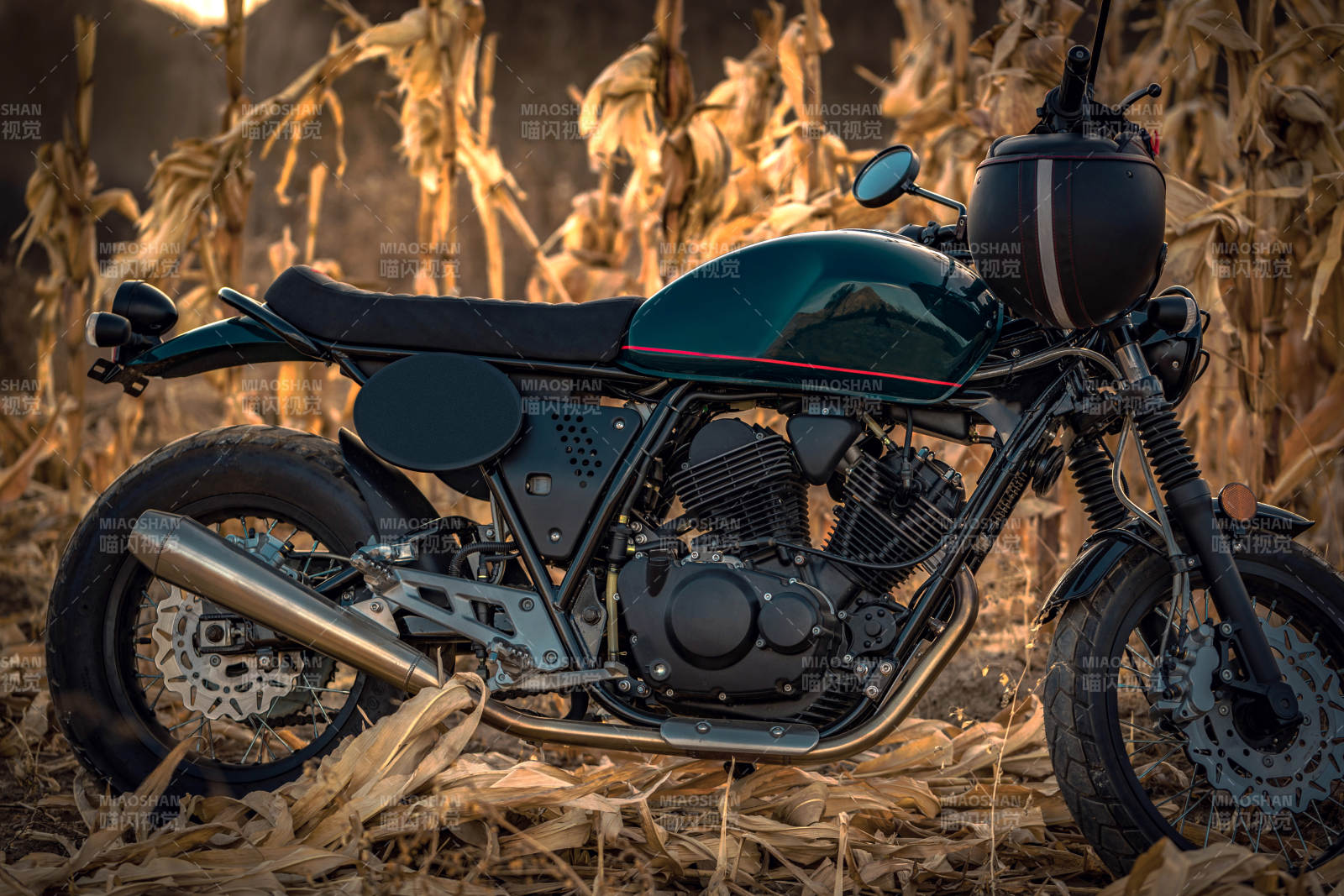 深秋荒郊野外停放的摩托车图片