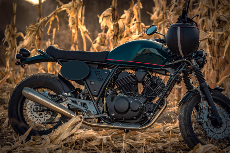 深秋荒郊野外停放的摩托车图片