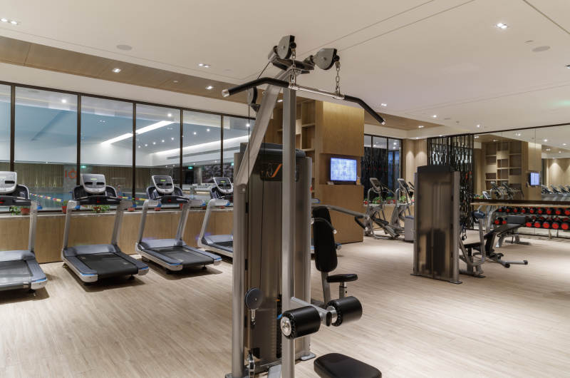 崭新洁净的室内健身房图片