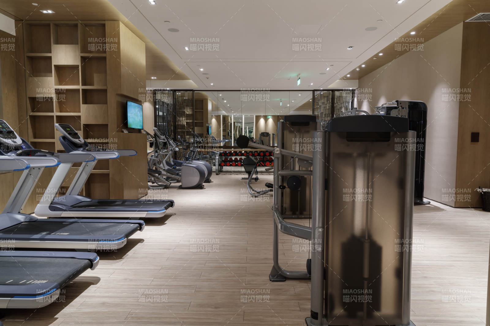 崭新洁净的室内健身房图片