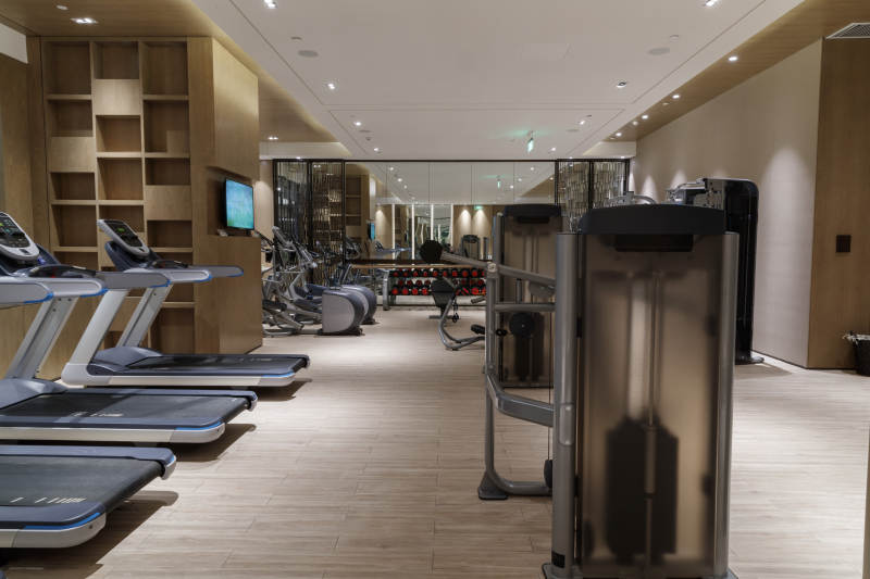 崭新洁净的室内健身房图片