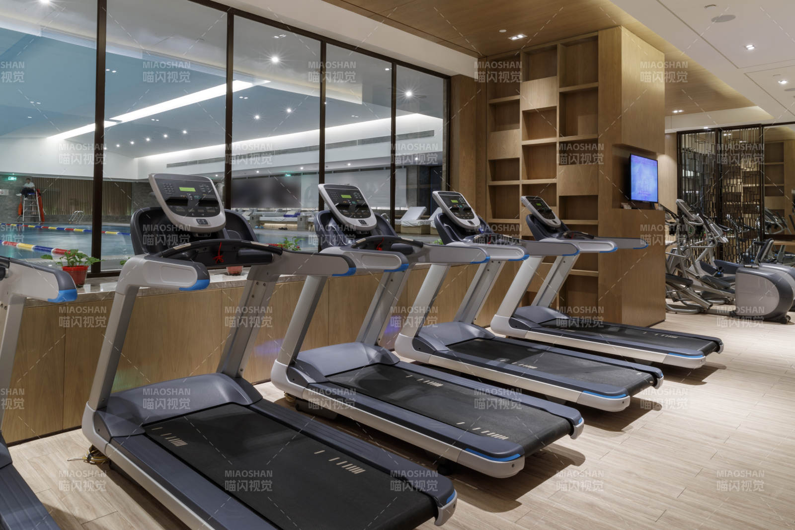 崭新洁净的室内健身房图片