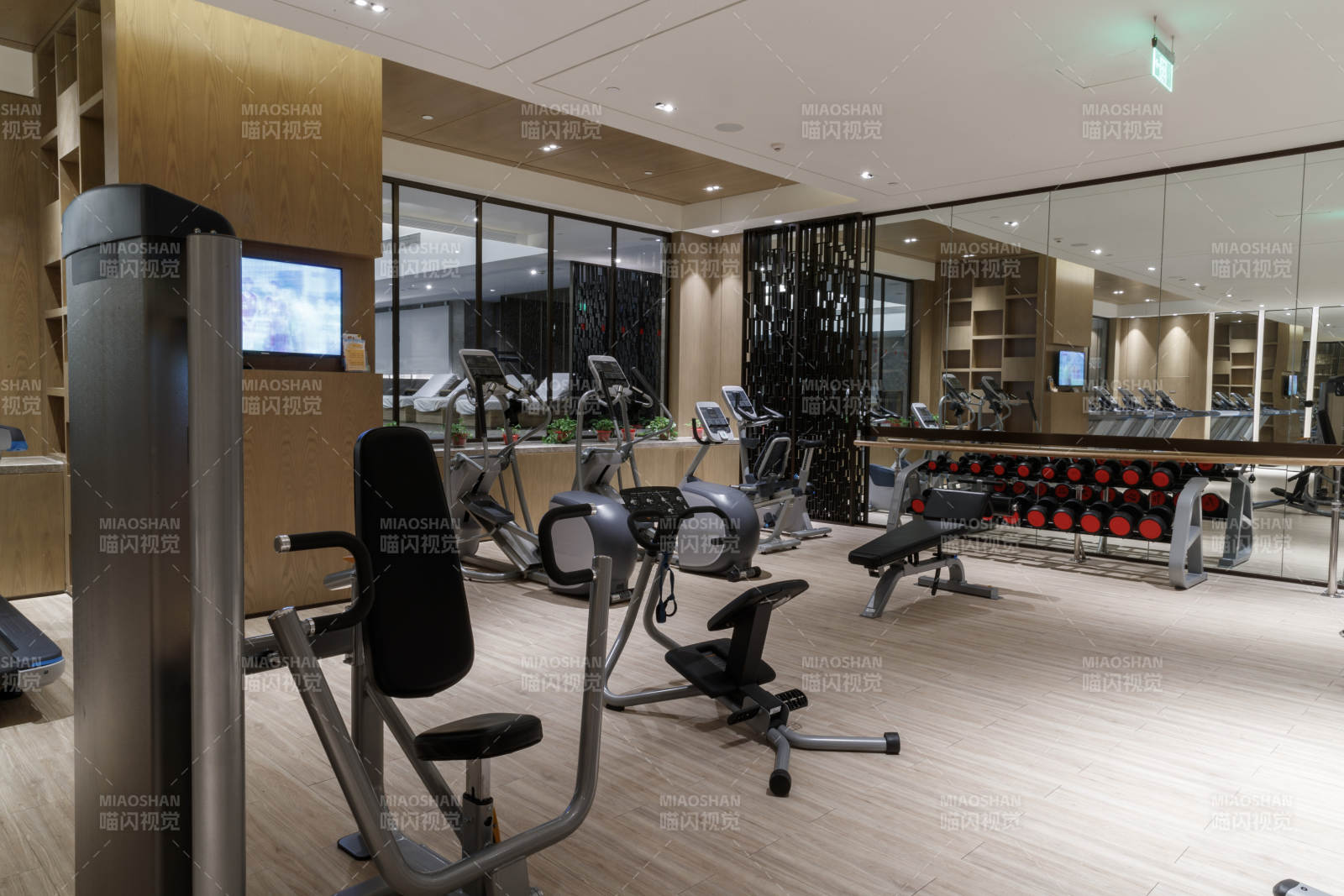 崭新洁净的室内健身房图片