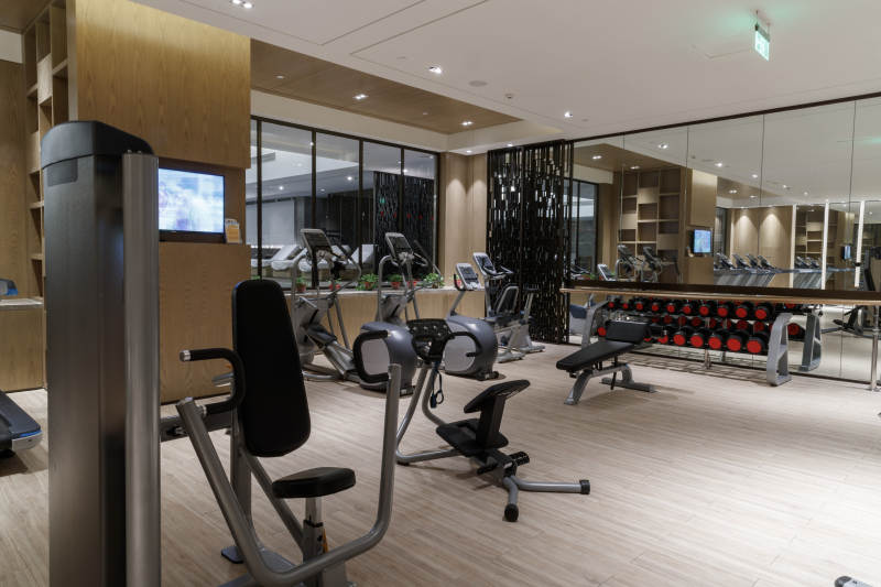 崭新洁净的室内健身房图片