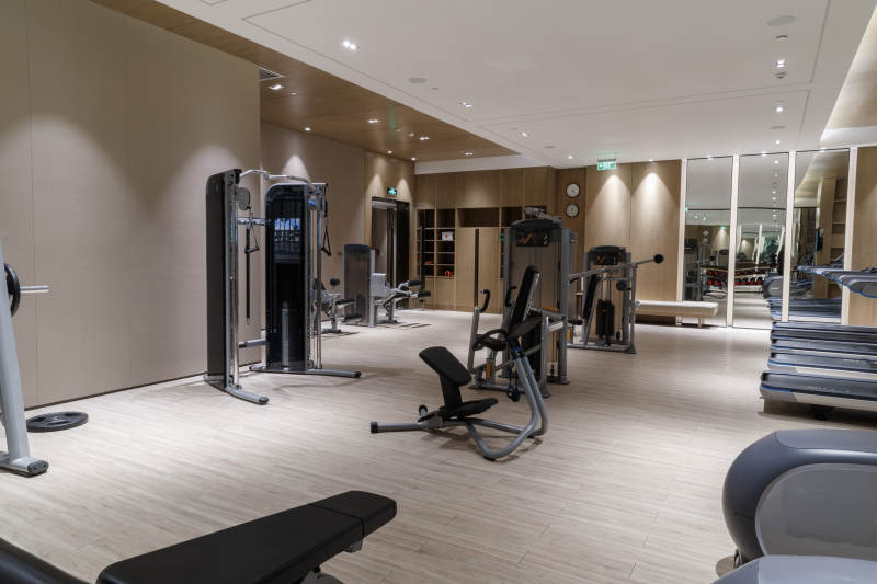 崭新洁净的室内健身房图片