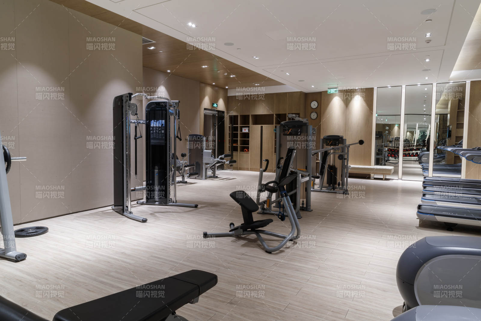 崭新洁净的室内健身房图片