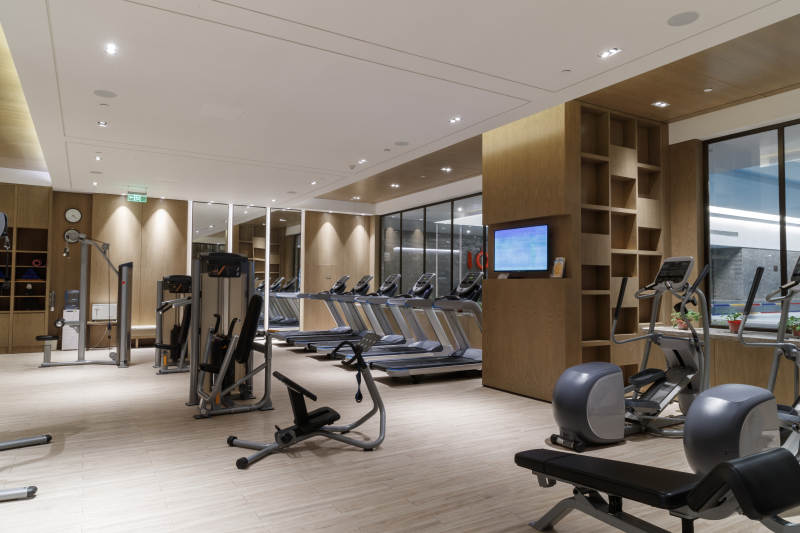崭新洁净的室内健身房图片