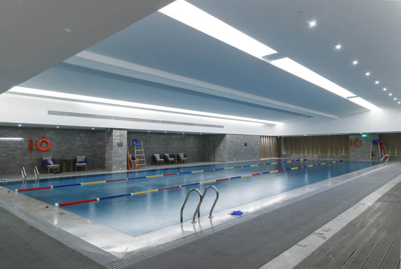 整洁明亮的室内游泳池图片