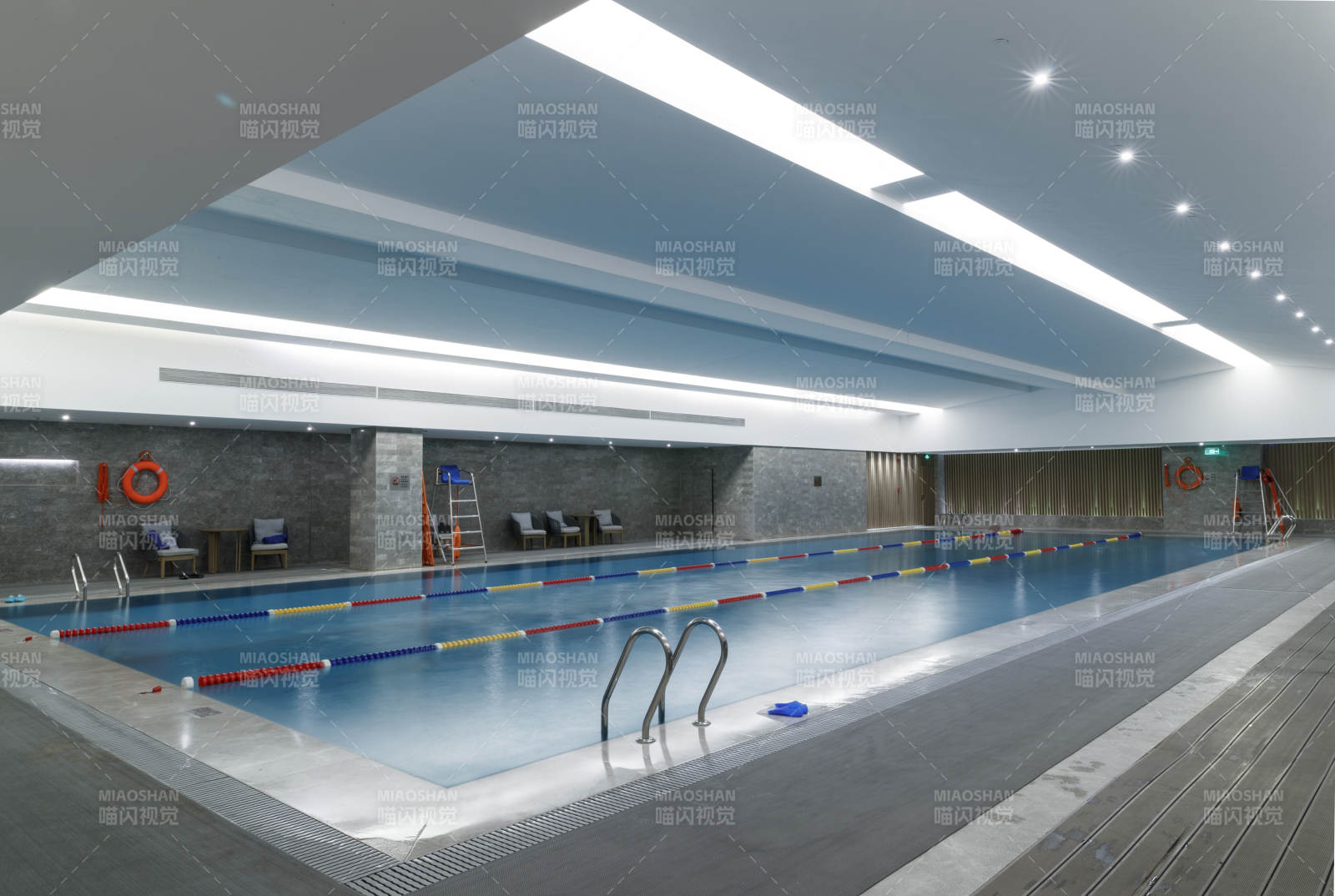 整洁明亮的室内游泳池图片