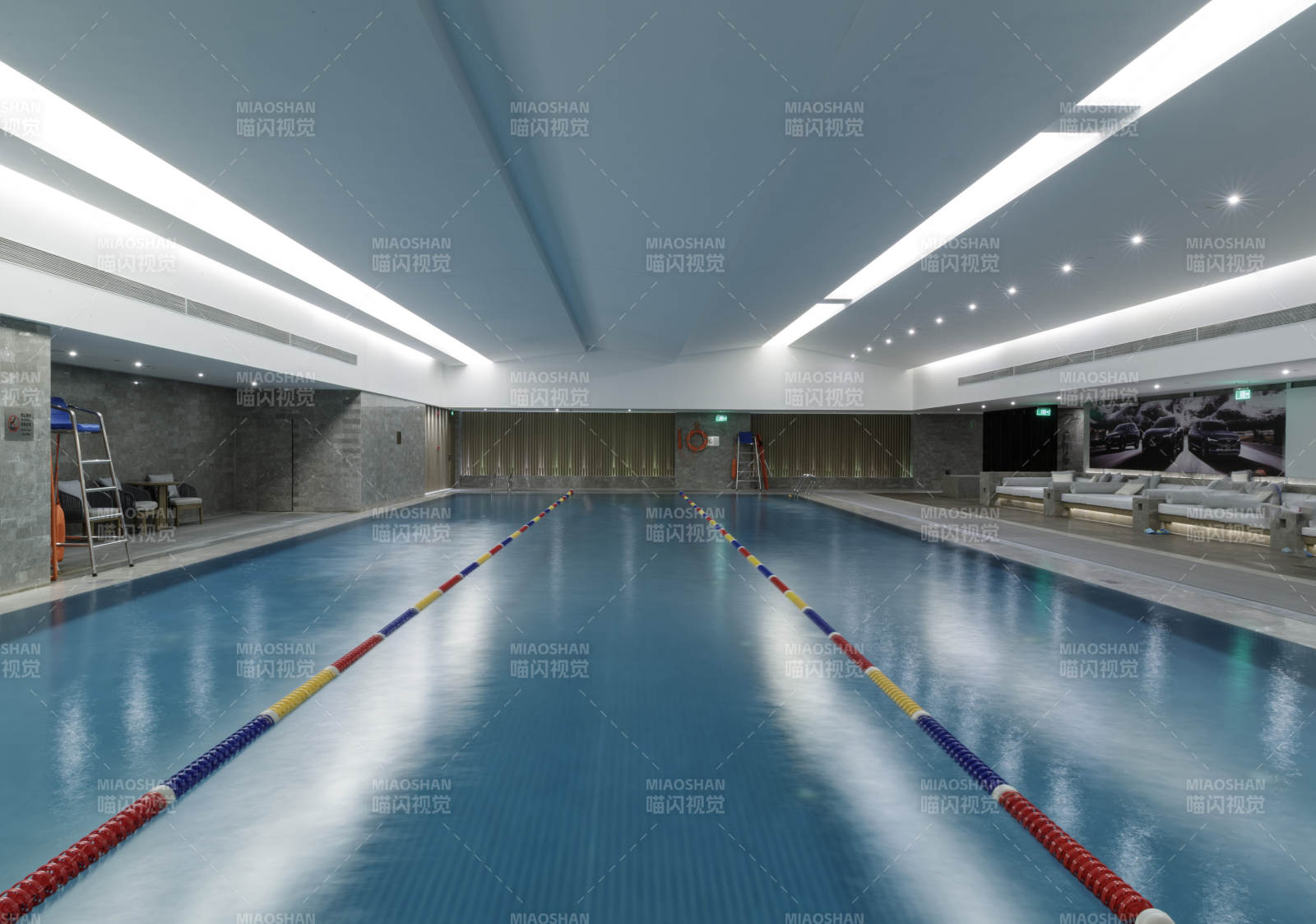 整洁明亮的室内游泳池图片