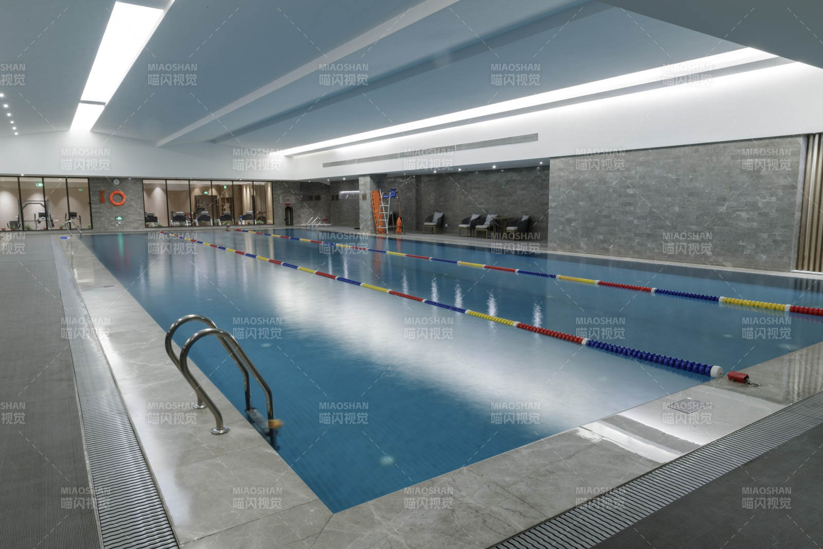 整洁明亮的室内游泳池图片