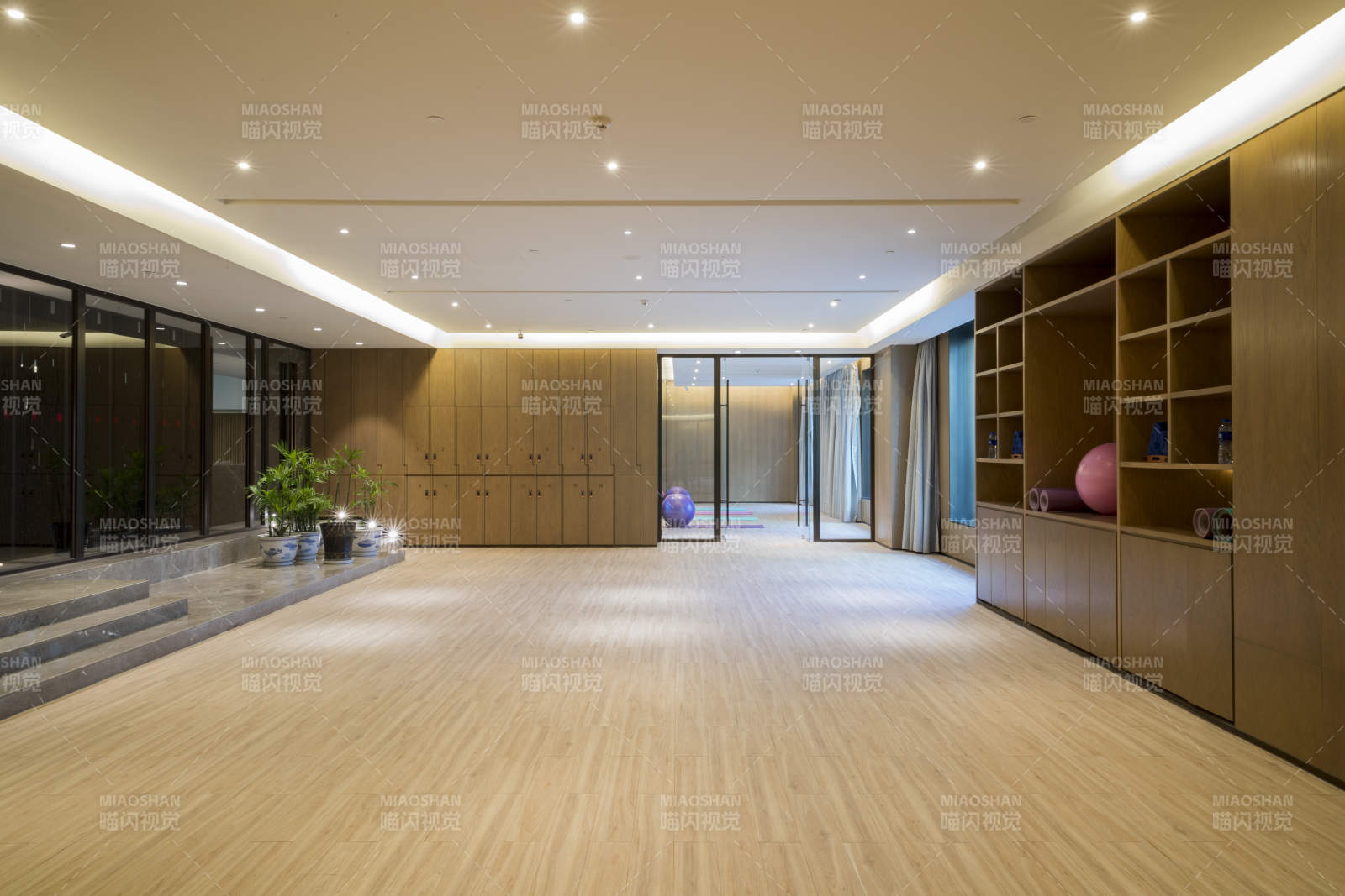 女性瑜伽练习室图片