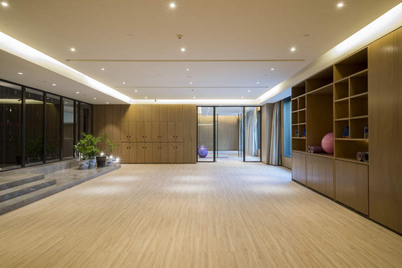 女性瑜伽练习室图片