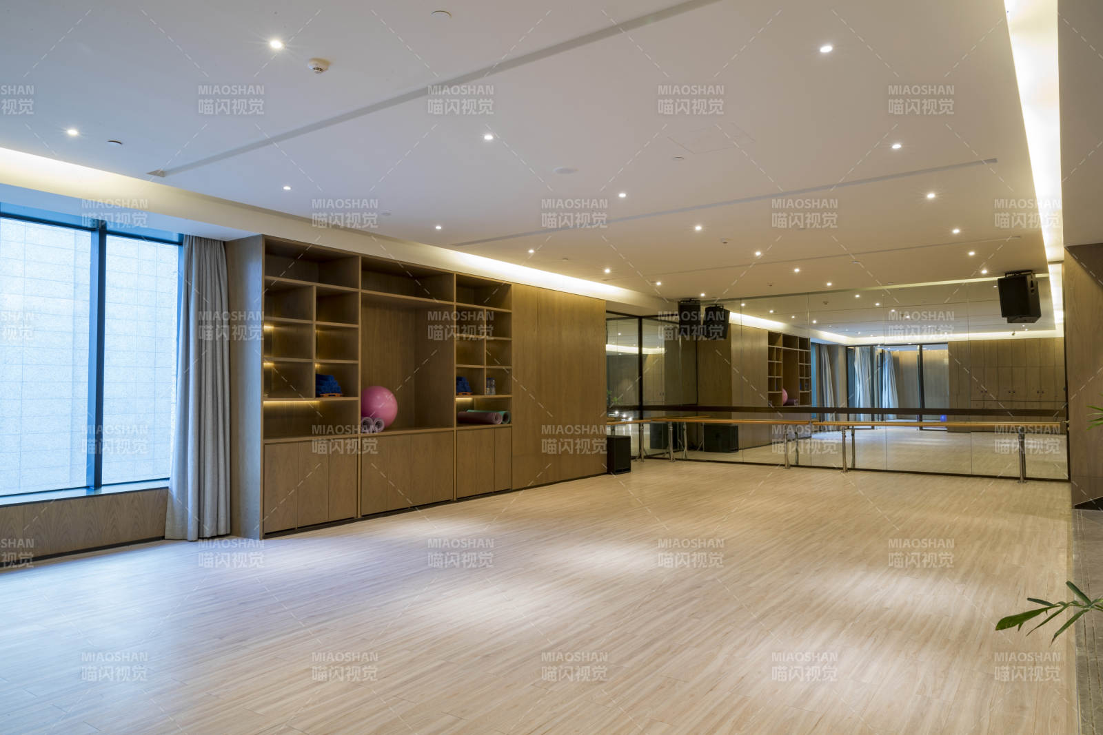 女性瑜伽练习室图片