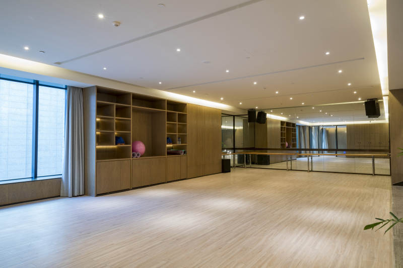 女性瑜伽练习室图片