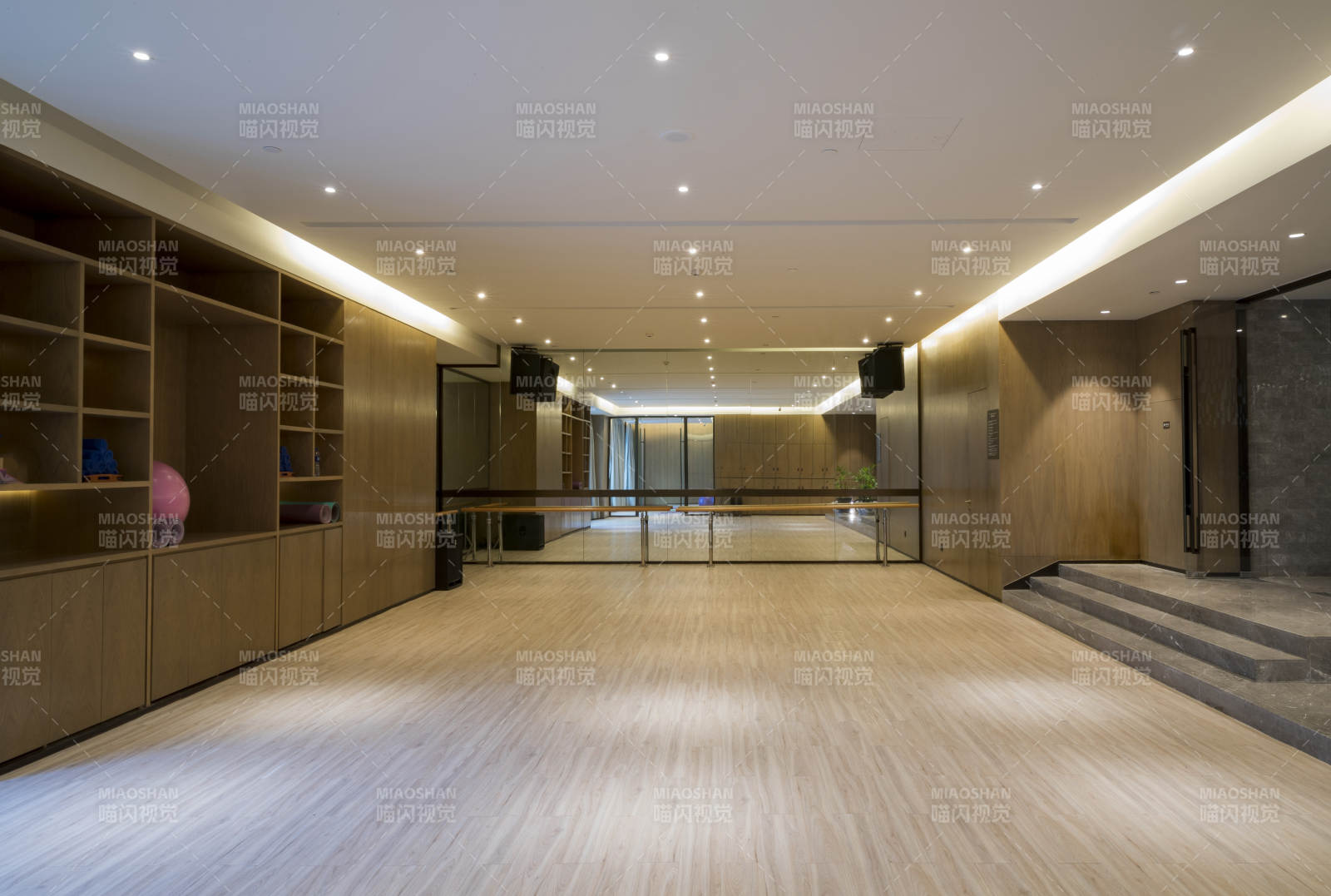 女性瑜伽练习室图片