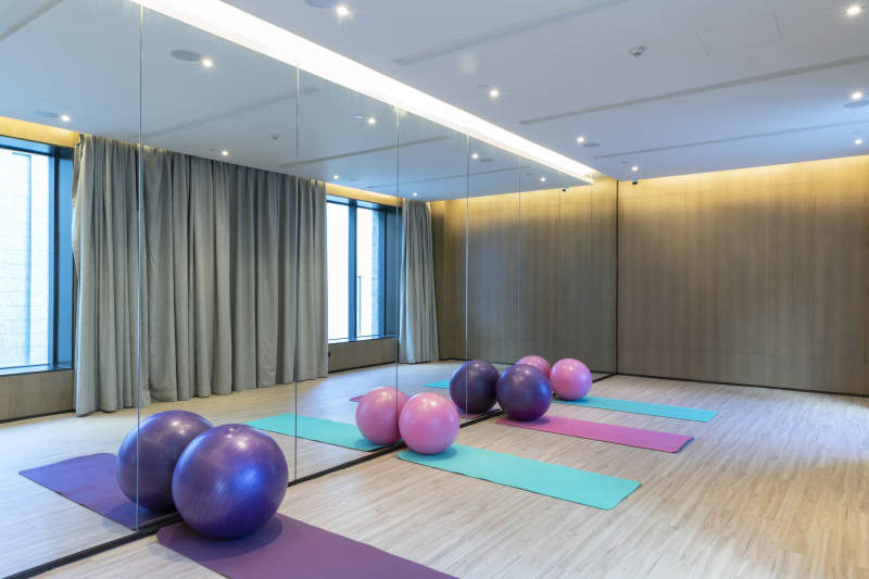 女性瑜伽练习室图片