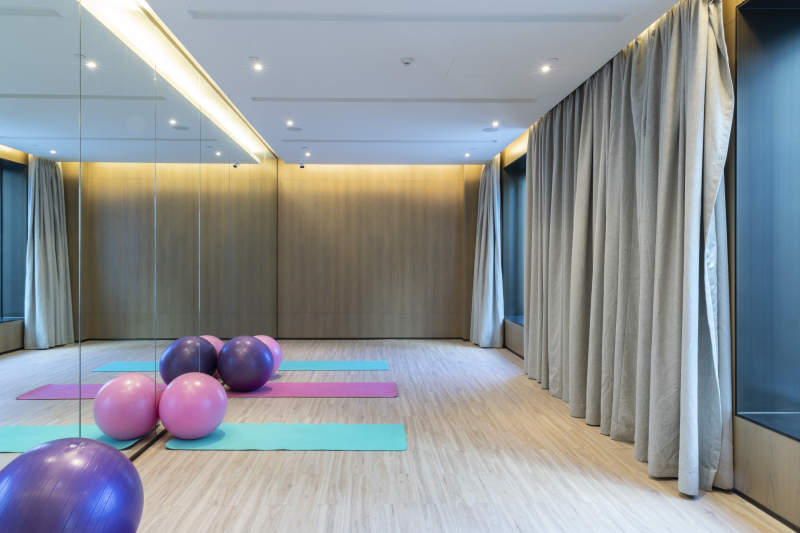 女性瑜伽练习室图片